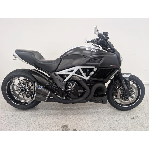 2015 DUCATI 1200CC DIAVEL CARBON CRUISER